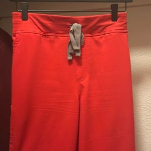 Women’s Figs XL Yola Scrub pants in Pop Red